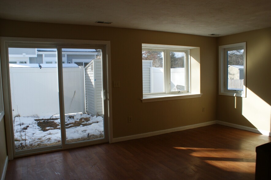 Building Photo - 25 Meadow Pond Dr
