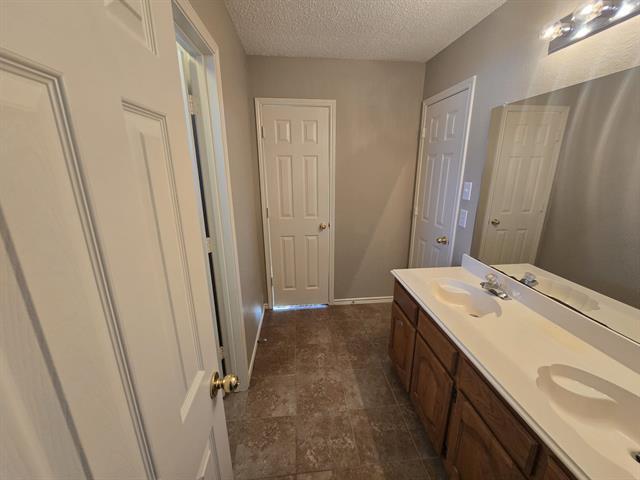 Building Photo - 327 Hillglen Dr