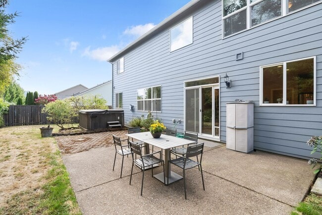 Building Photo - Beautifully Maintained 5 Bedroom Home In H...
