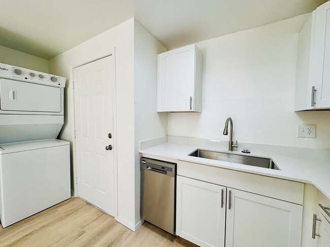 Building Photo - Modern Style Renovated 2 Bedroom with Wash...