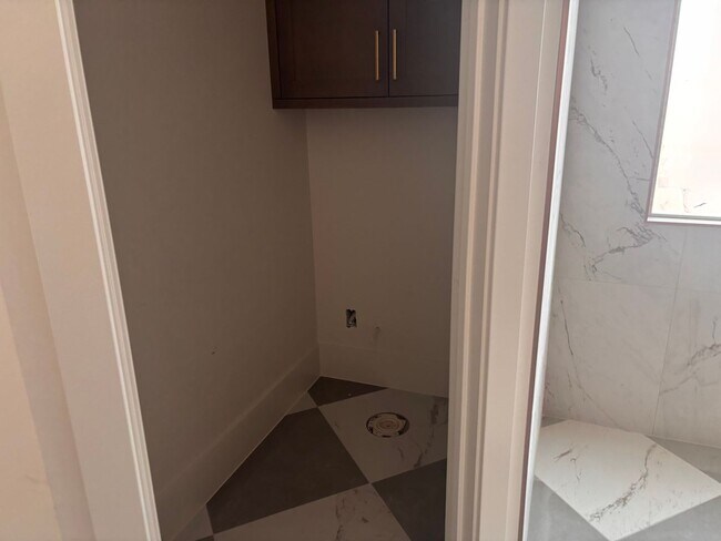 Building Photo - 2798 E Rosedale Dr