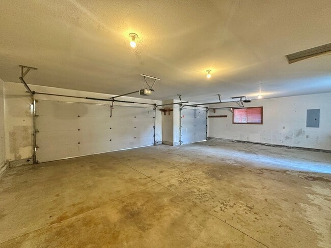 Building Photo - Well-Maintained Three Bedroom Home in West Salem