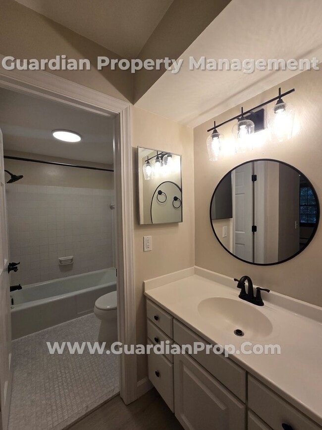 Building Photo - Available now! Hopkins condo with in-unit ...