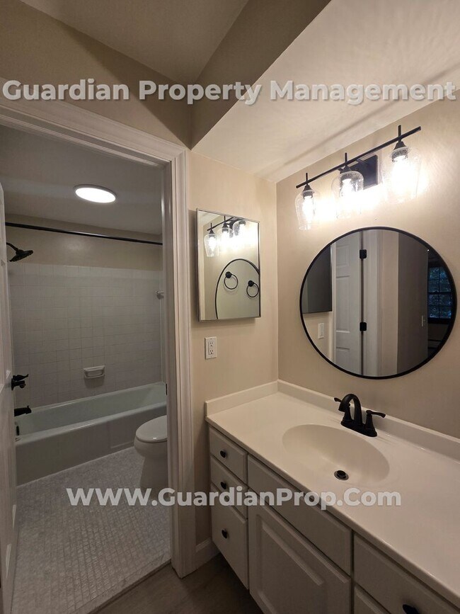 Building Photo - Move-in special! Reduced security deposit....