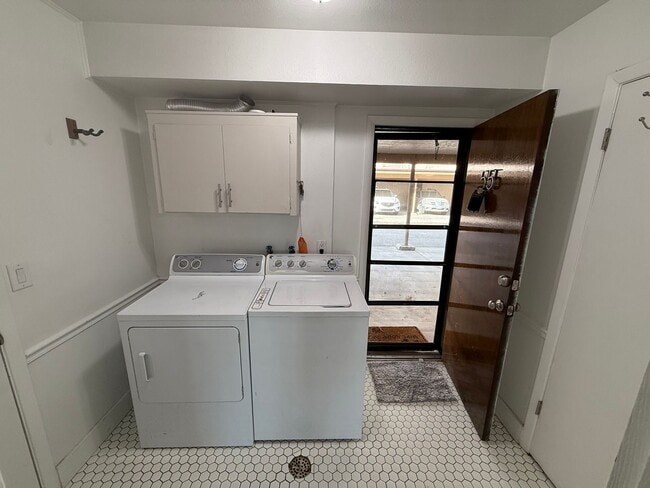 Building Photo - 2 Bedroom Townhome in Taylorsville
