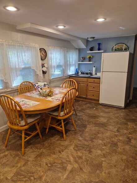 Eat-in kitchen - 65 Princeton Ave