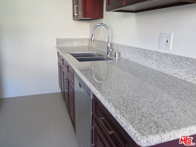 Building Photo - 833 N Kingsley Dr