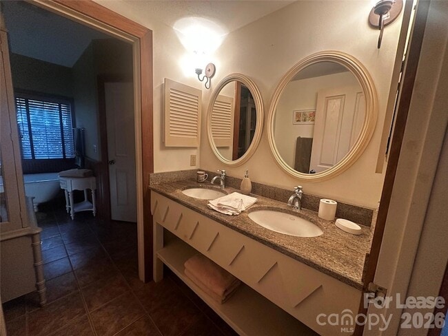 Building Photo - 300 Creekside Wy