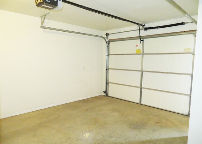 Spacious integral garage - 14 Silver View Ct