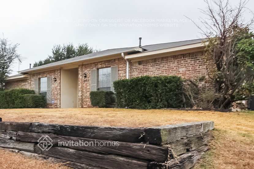Building Photo - 301 Overland Dr