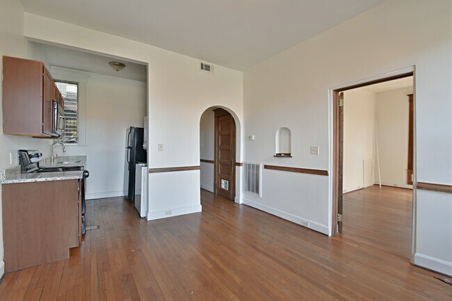 Building Photo - 209 W Fifth Ave
