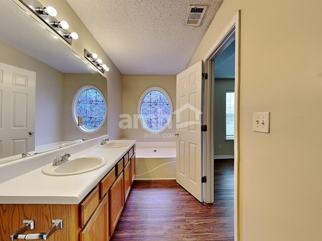 Building Photo - 2901 Horseshoe Bend Rd SW