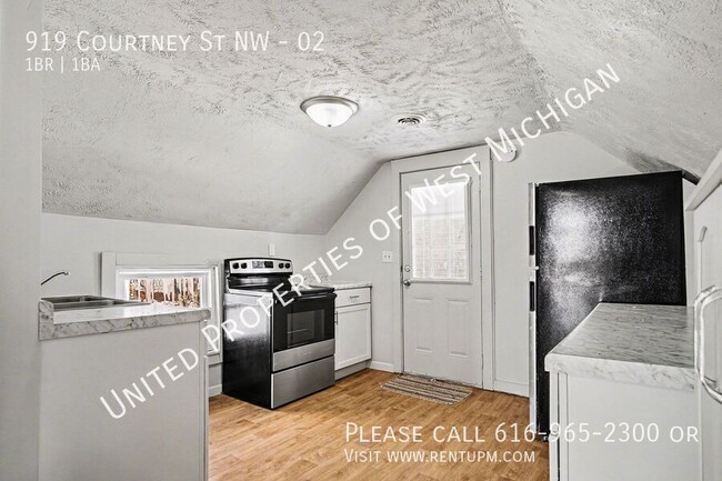 Building Photo - 919 Courtney St NW