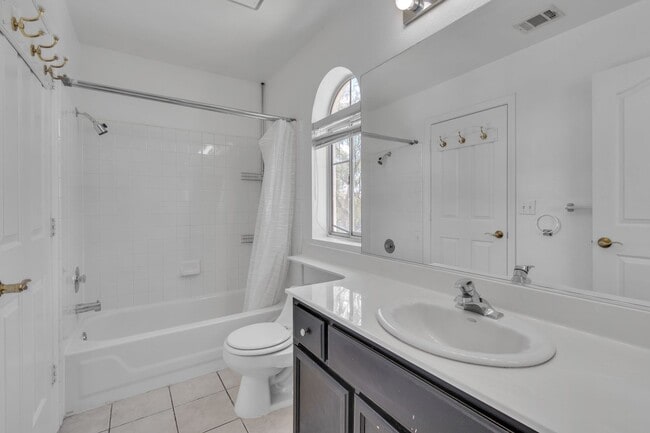 Building Photo - Beautiful Home in West with 4 bedrooms/3 b...