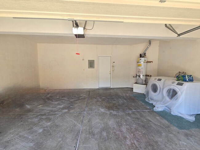 Building Photo - Large 4 bed/2.5 bath home with vaulted cei...