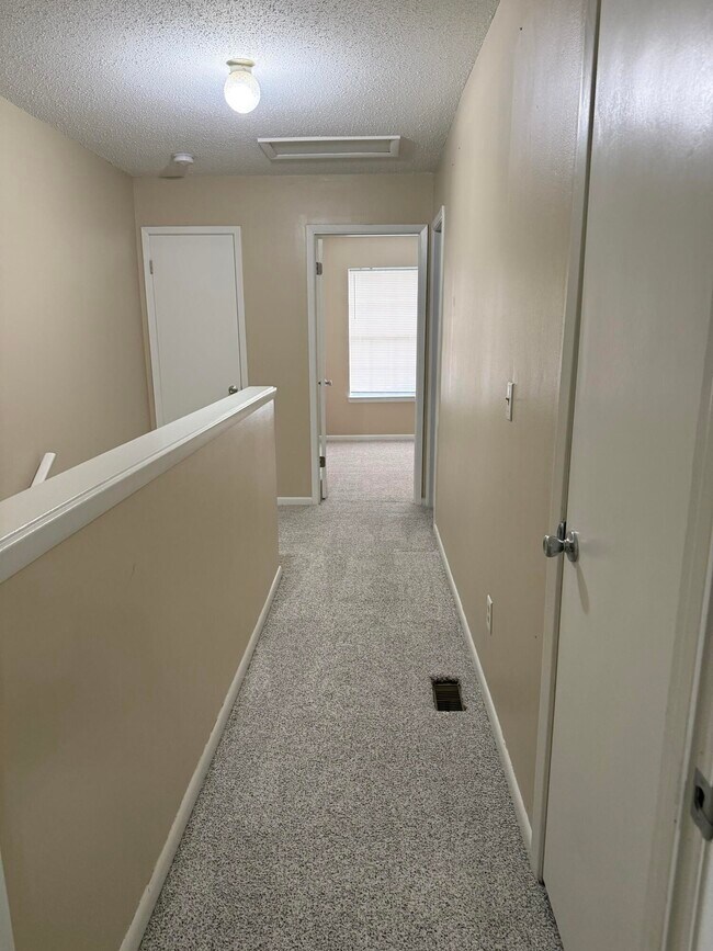 Building Photo - 816 Shadow Ln