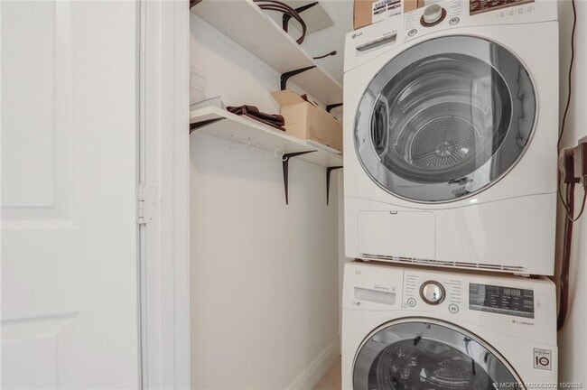 Building Photo - 3651 NE Pineapple Ave