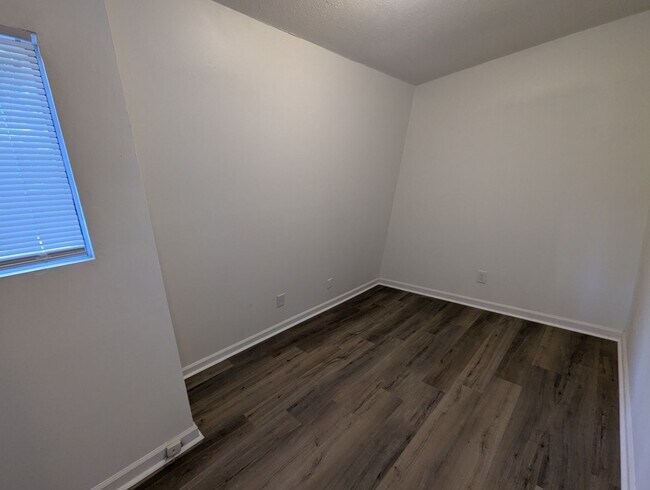 Building Photo - 560/562 Rustwood Dr