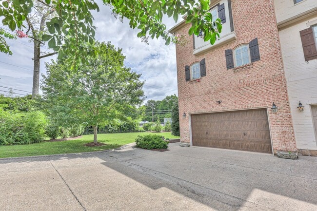 Building Photo - Stunning Executive Townhome in the Heart of Green Hills