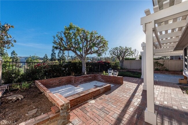 Building Photo - 6 Elderberry