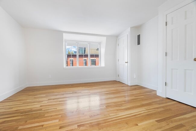 Building Photo - 26 Clarendon St