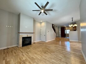 Building Photo - 812 Des Moines St