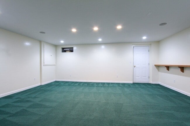 Building Photo - 6 Adams St