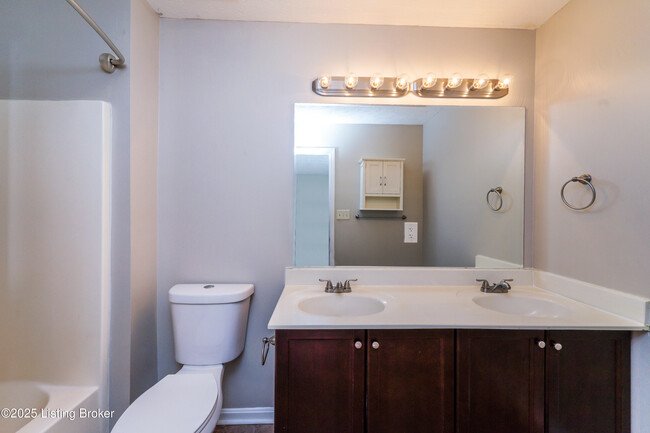 Building Photo - 4623 Wooded Oak Cir
