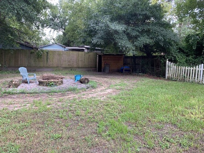 Building Photo - Two Bed Duplex Near Avondale! Great location!
