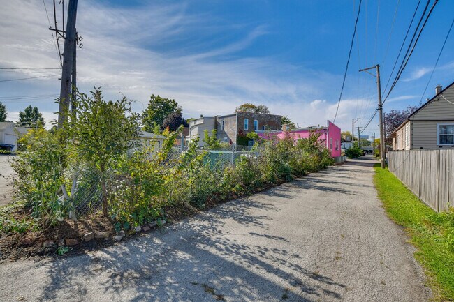 Building Photo - 3247 S Oakley Ave
