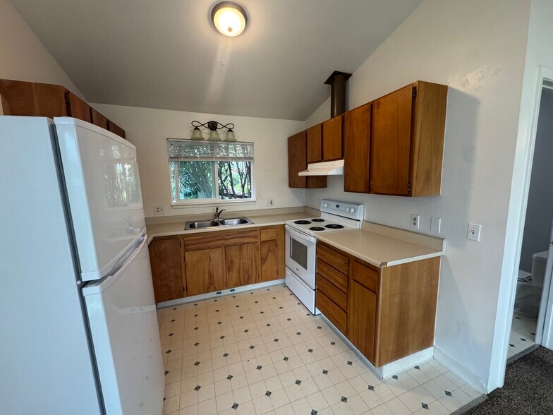 Building Photo - 3700 Lakeshore Blvd