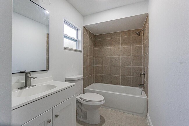 Building Photo - 556 Clearwater Largo Rd