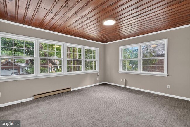 Building Photo - 7215 Rollingwood Dr