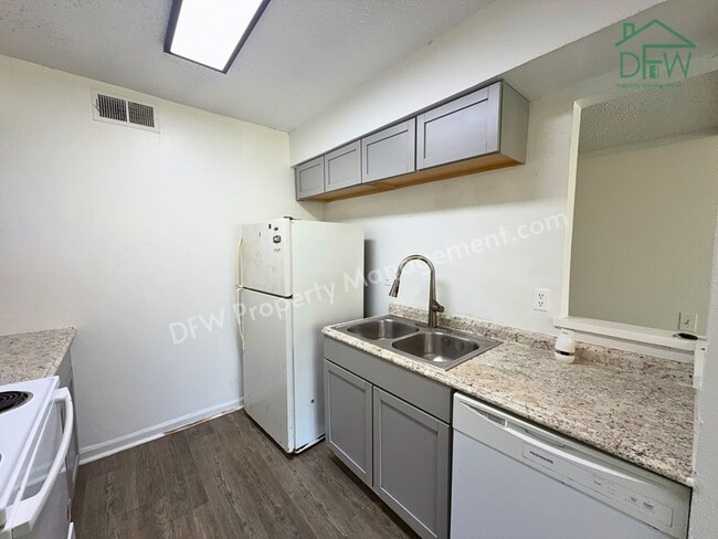 Building Photo - 3 Bed / 2 Bath Townhome - Fenced Yard, Community Pool, Washer & Dryer Included | Irving 75038