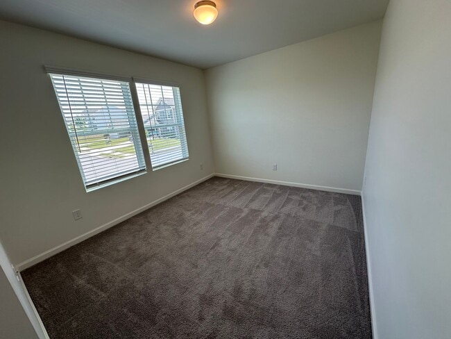 Building Photo - Spacious Home