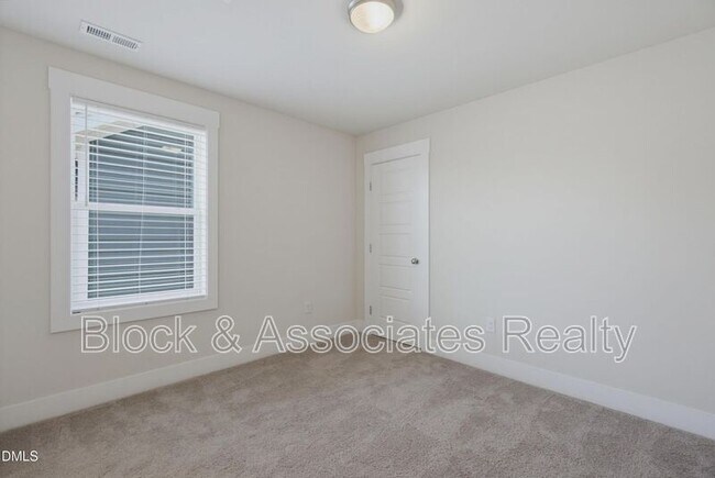 Building Photo - 682 Vine Pkwy