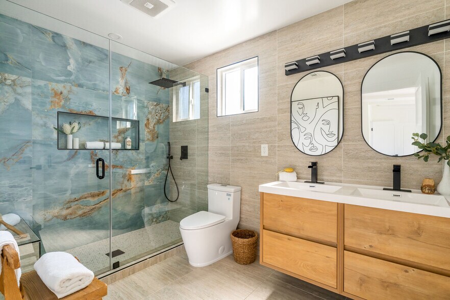 Building Photo - 6525 W 85th St