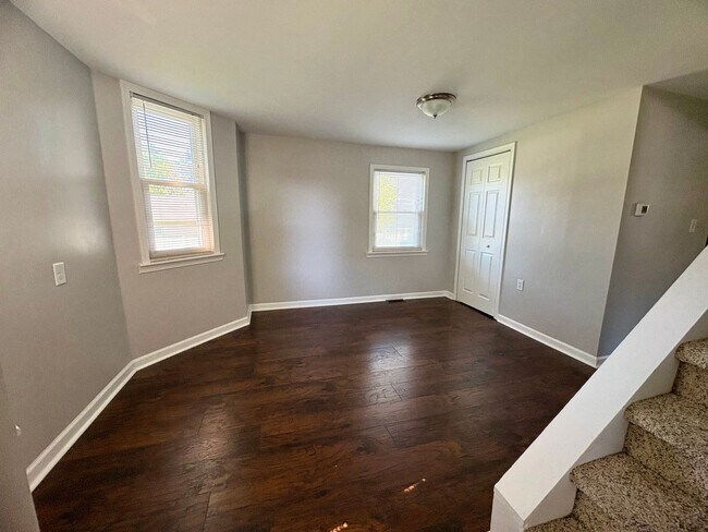 Building Photo - 4 Bedroom 2 Bathroom in Harrisburg!