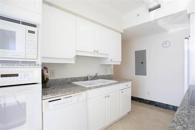 Building Photo - 4779 Collins Ave