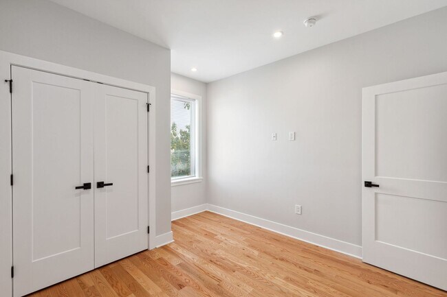 Building Photo - 2427 W Thompson St