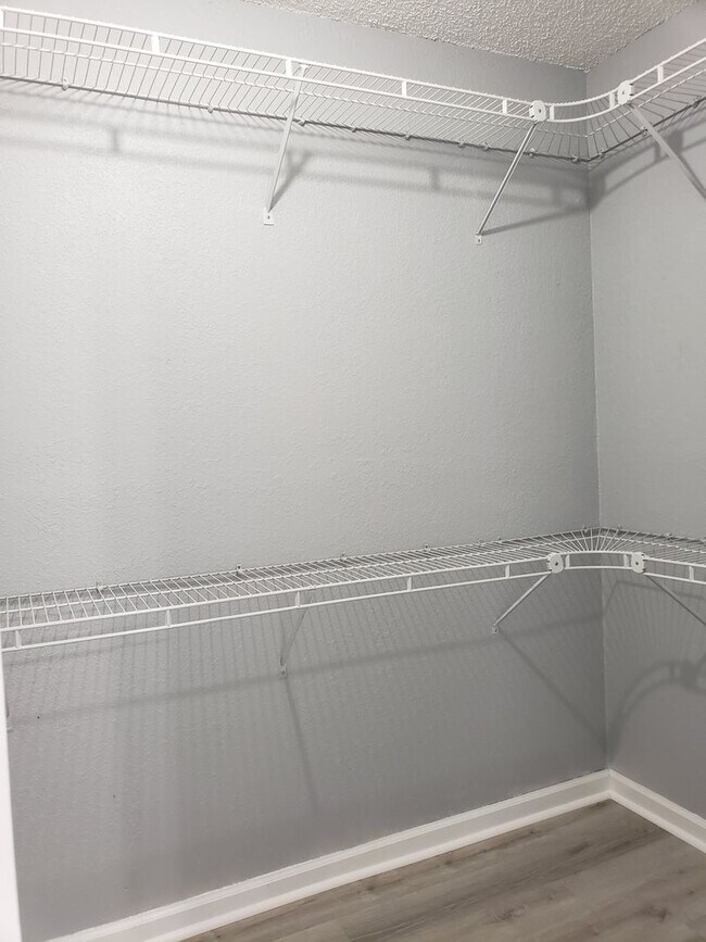 Building Photo - 3 bedroom townhome for rent in NE Tallahassee, wood floors, fenced yard available early July 2026...