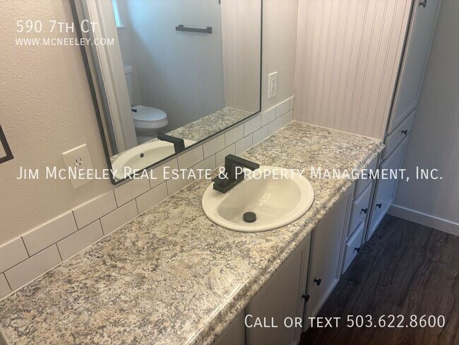 Building Photo - 590 7th Ct