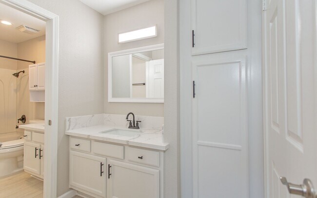 Building Photo - Lovely upstairs 2 bedroom Condo with Modern upgrades in Oceanside