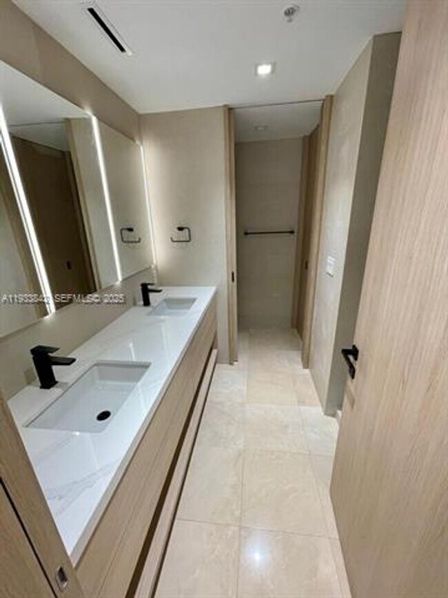 Building Photo - 251 Crandon Blvd