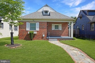 Building Photo - Charming 3BR/2BADetached Bungalow Blocks to the Arboretum is Move-in Ready!