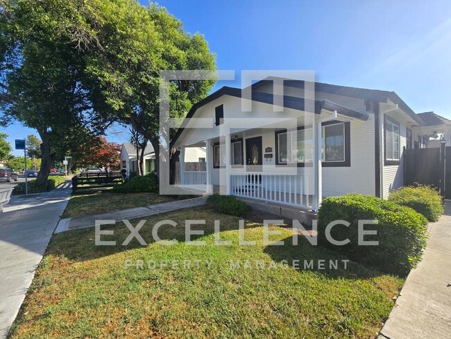 Building Photo - 4/2 House With Fireplace, Pets, Real Hardw...
