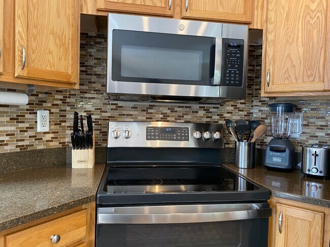 Building Photo - 28 Valley View Ln