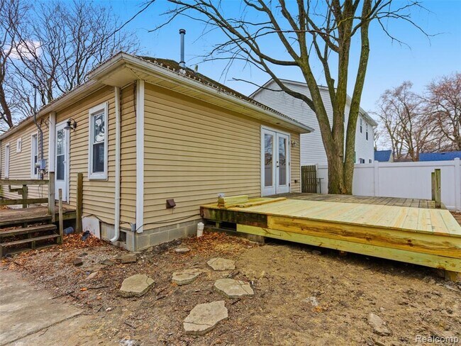 Building Photo - 335 E Elza Ave