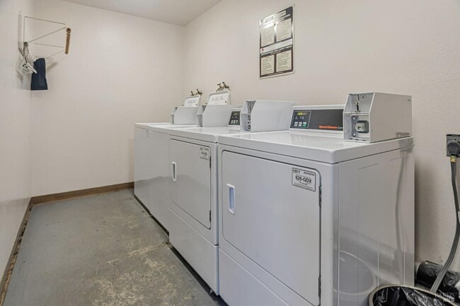 Building Photo - 363 Eden Roc Dr