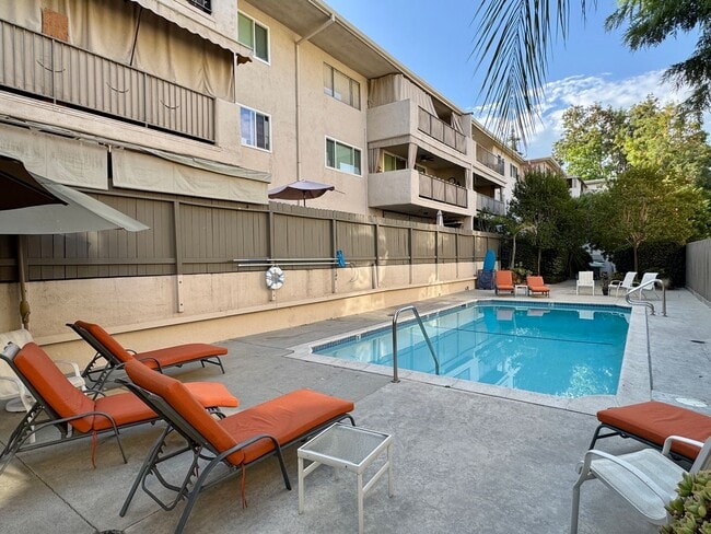 Building Photo - Large 2 bed 2 bath